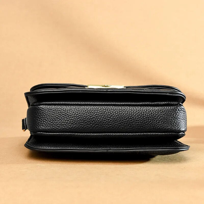 Bolsa Cecília em couro legítimo, com design box estruturado e textura matelassê. Sofisticada, durável e elegante, perfeita para looks atemporais.