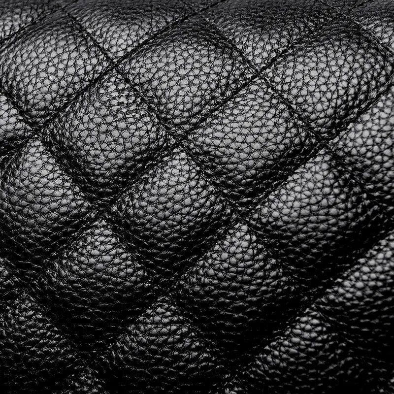 Bolsa Cecília em couro legítimo, com design box estruturado e textura matelassê. Sofisticada, durável e elegante, perfeita para looks atemporais.