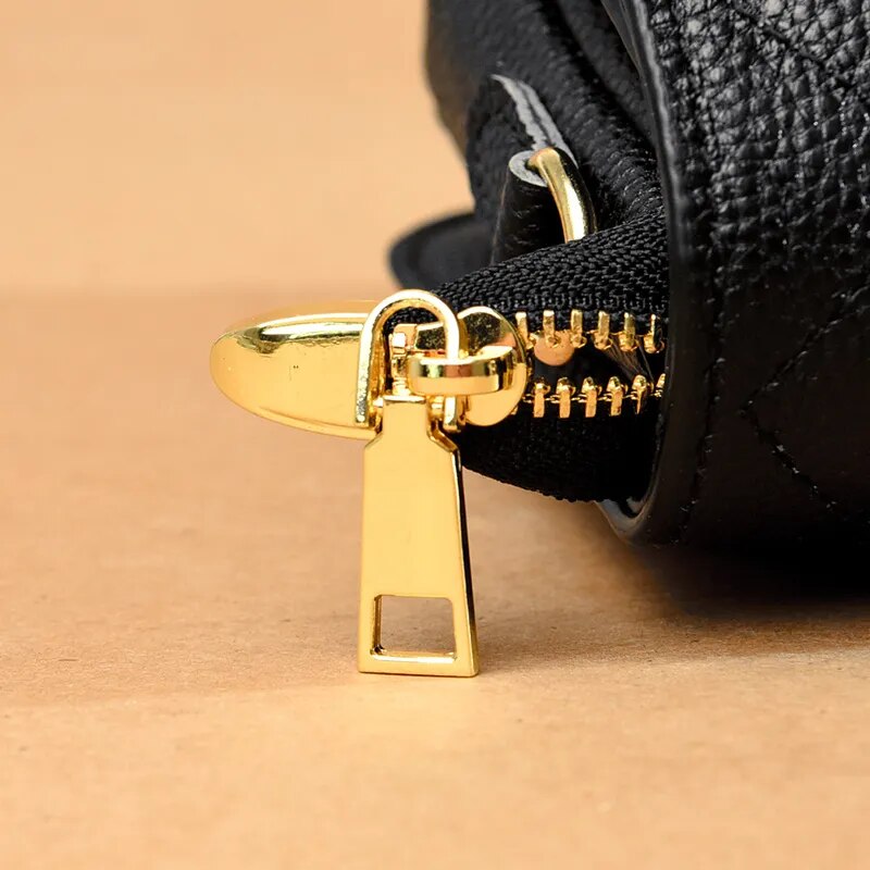 Bolsa Cecília em couro legítimo, com design box estruturado e textura matelassê. Sofisticada, durável e elegante, perfeita para looks atemporais.