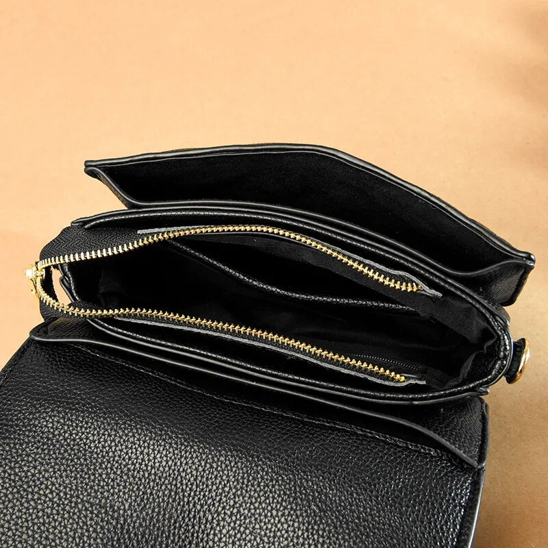 Bolsa Cecília em couro legítimo, com design box estruturado e textura matelassê. Sofisticada, durável e elegante, perfeita para looks atemporais.