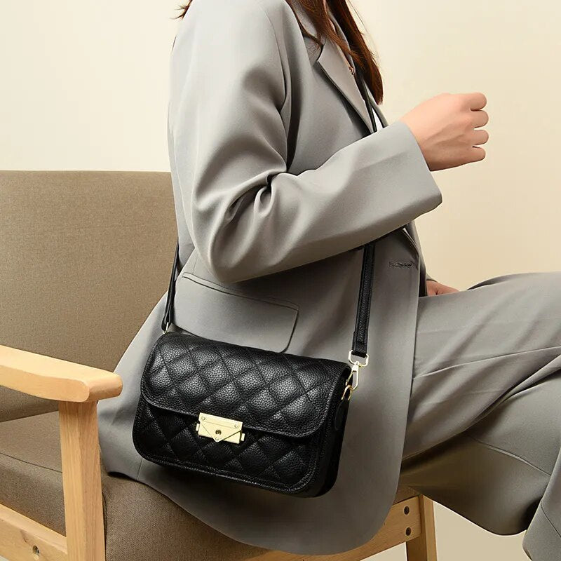 Bolsa Cecília em couro legítimo, com design box estruturado e textura matelassê. Sofisticada, durável e elegante, perfeita para looks atemporais.