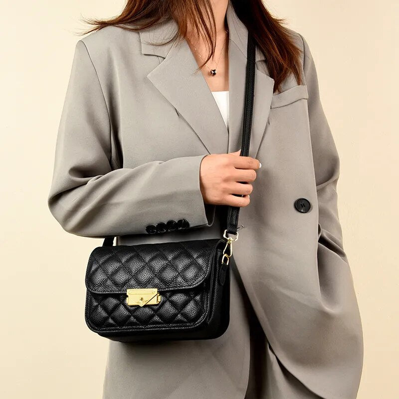 Bolsa Cecília em couro legítimo, com design box estruturado e textura matelassê. Sofisticada, durável e elegante, perfeita para looks atemporais.