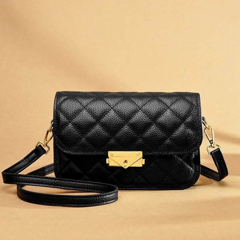 Bolsa Cecília em couro legítimo, com design box estruturado e textura matelassê. Sofisticada, durável e elegante, perfeita para looks atemporais.