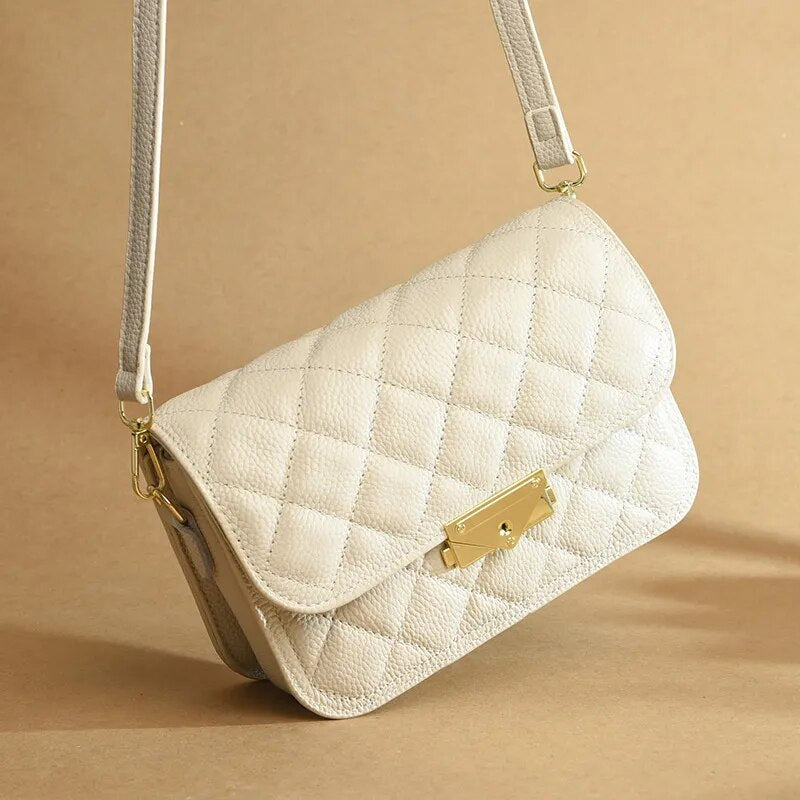 Bolsa Cecília em couro legítimo, com design box estruturado e textura matelassê. Sofisticada, durável e elegante, perfeita para looks atemporais.