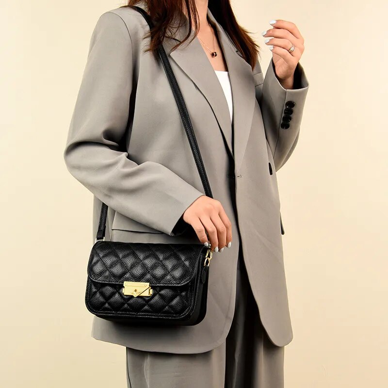 Bolsa Cecília em couro legítimo, com design box estruturado e textura matelassê. Sofisticada, durável e elegante, perfeita para looks atemporais.