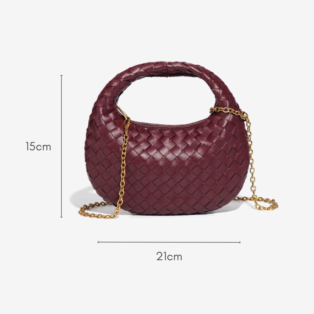 Bolsa Samile estilo baguete com trama trançada à mão. Elegante, moderna e exclusiva, é perfeita para mulheres que valorizam estilo e acabamento impecável.
