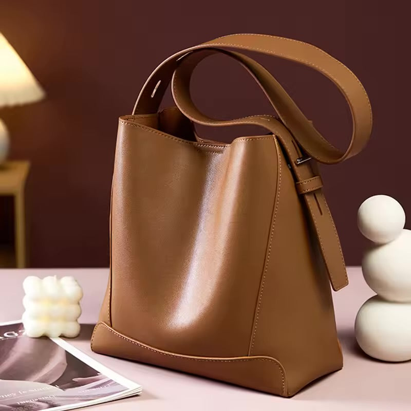 Bolsa Antonela estilo bucket em couro legítimo, elegante e atemporal. Funcional, com ferragens prata e design sofisticado para o dia a dia ou eventos.
