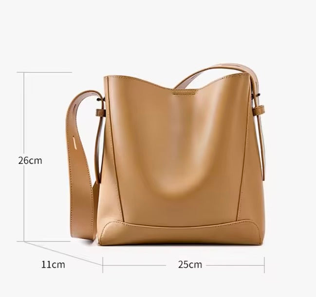 Bolsa Antonela estilo bucket em couro legítimo, elegante e atemporal. Funcional, com ferragens prata e design sofisticado para o dia a dia ou eventos.