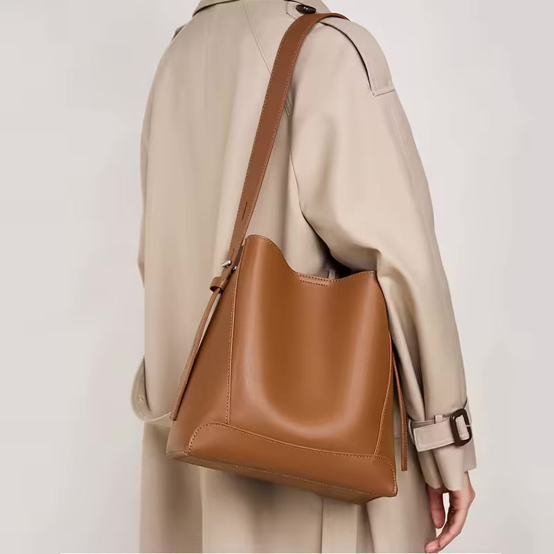 Bolsa Antonela estilo bucket em couro legítimo, elegante e atemporal. Funcional, com ferragens prata e design sofisticado para o dia a dia ou eventos.