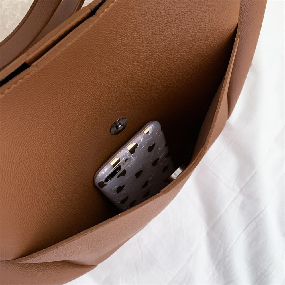 A Bolsa em Couro Marisa é a escolha perfeita para mulheres que procuram aliar estilo, praticidade e muito espaço.