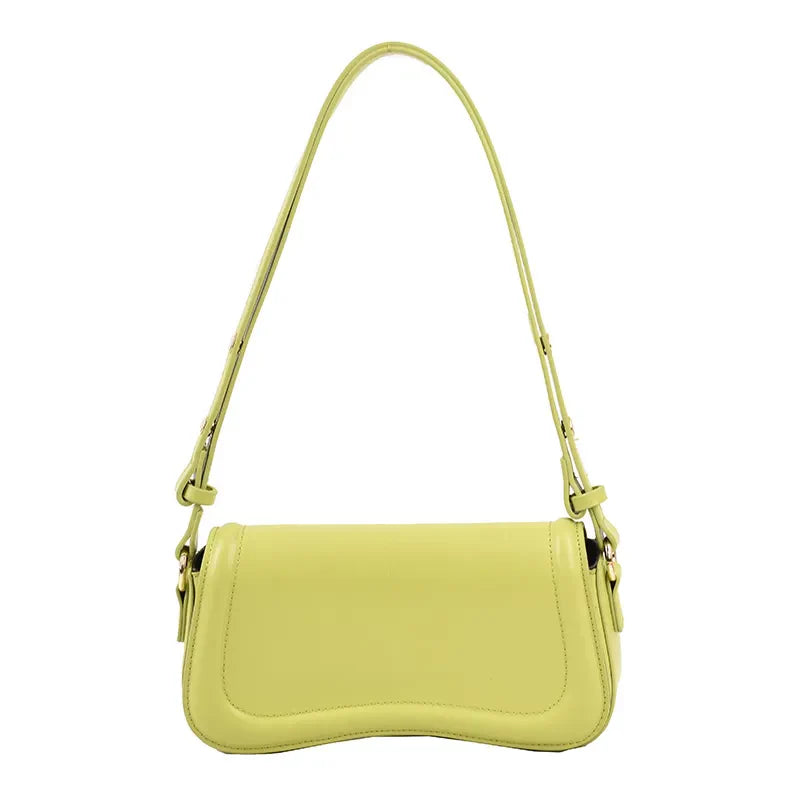 Bolsa Emily estilo baguete com design ondulado. Compacta, elegante e versátil, em material sintético com botão magnético e espaço ideal para o dia a dia.