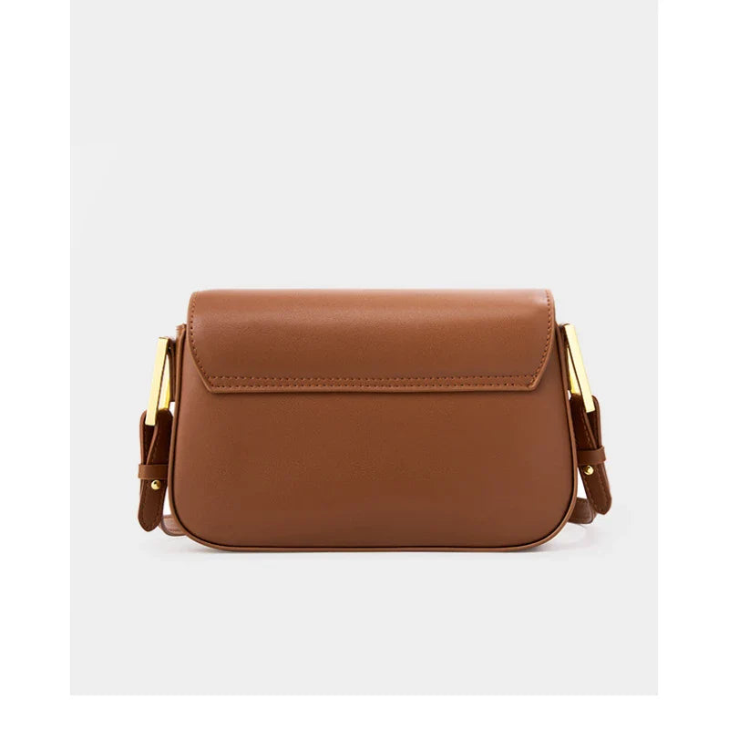 Bolsa Jack em couro legítimo, compacta e moderna. Modelo box bag com botão de encaixe e bolsos internos, une praticidade, estilo e organização no dia a dia.