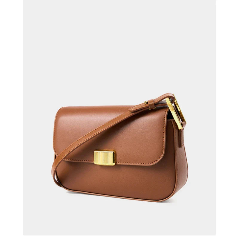 Bolsa Jack em couro legítimo, compacta e moderna. Modelo box bag com botão de encaixe e bolsos internos, une praticidade, estilo e organização no dia a dia.