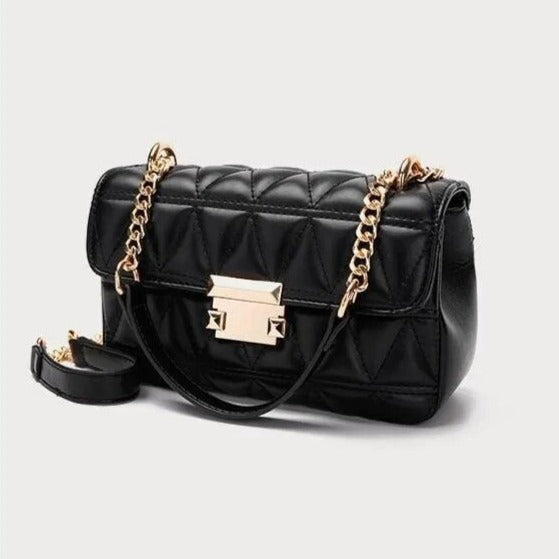 Bolsa Júlia com design estruturado e matelassê. Sofisticada e prática, feita em material sintético durável, ideal para o dia a dia ou ocasiões especiais.