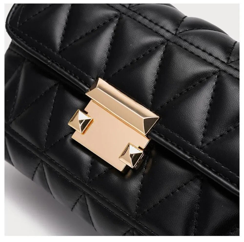 Bolsa Júlia com design estruturado e matelassê. Sofisticada e prática, feita em material sintético durável, ideal para o dia a dia ou ocasiões especiais.