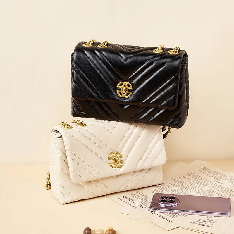 Bolsa Zoe em couro legítimo, média e elegante, com design matelassê. Versátil, espaçosa e segura, ideal para o dia a dia, viagens ou eventos especiais.