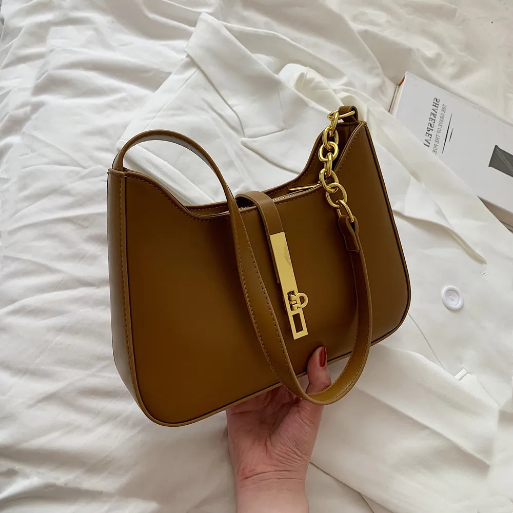 Bolsa Ágatha estilo baguete, elegante e moderna. Compacta, feita em material sintético de alta qualidade, combina com looks casuais e refinados.