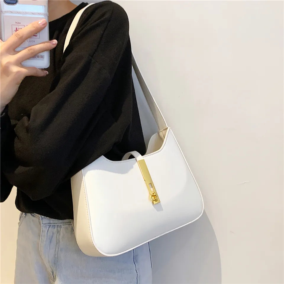 Bolsa Ágatha estilo baguete, elegante e moderna. Compacta, feita em material sintético de alta qualidade, combina com looks casuais e refinados.