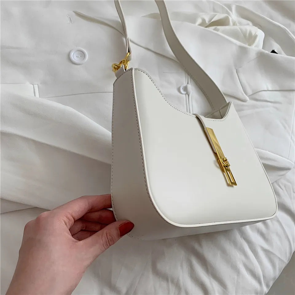 Bolsa Ágatha estilo baguete, elegante e moderna. Compacta, feita em material sintético de alta qualidade, combina com looks casuais e refinados.