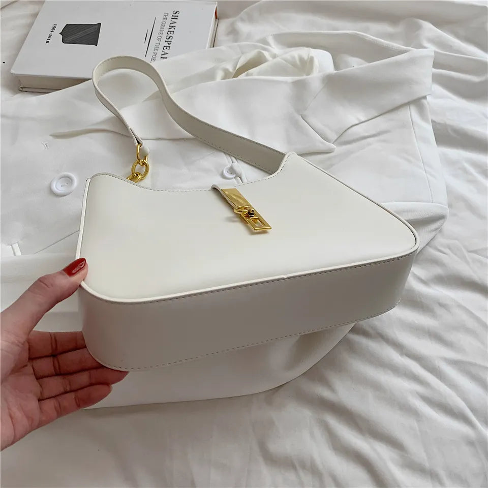 Bolsa Ágatha estilo baguete, elegante e moderna. Compacta, feita em material sintético de alta qualidade, combina com looks casuais e refinados.