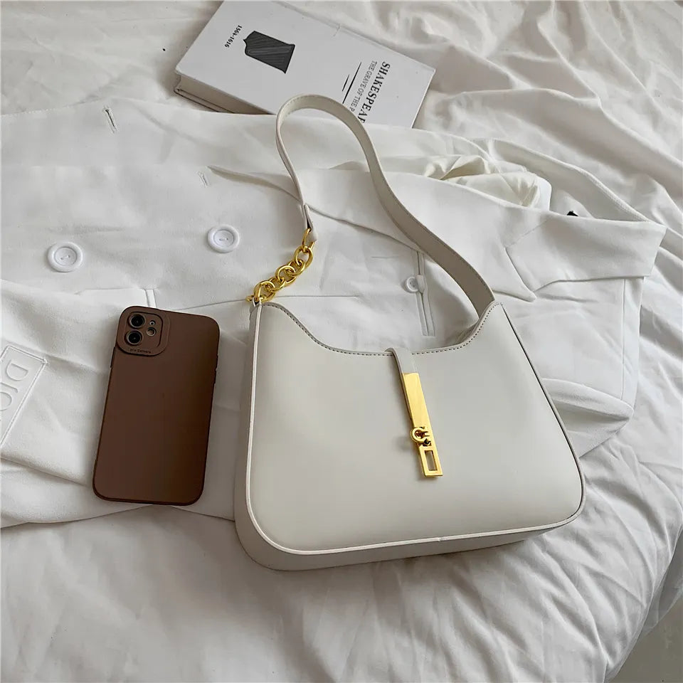 Bolsa Ágatha estilo baguete, elegante e moderna. Compacta, feita em material sintético de alta qualidade, combina com looks casuais e refinados.