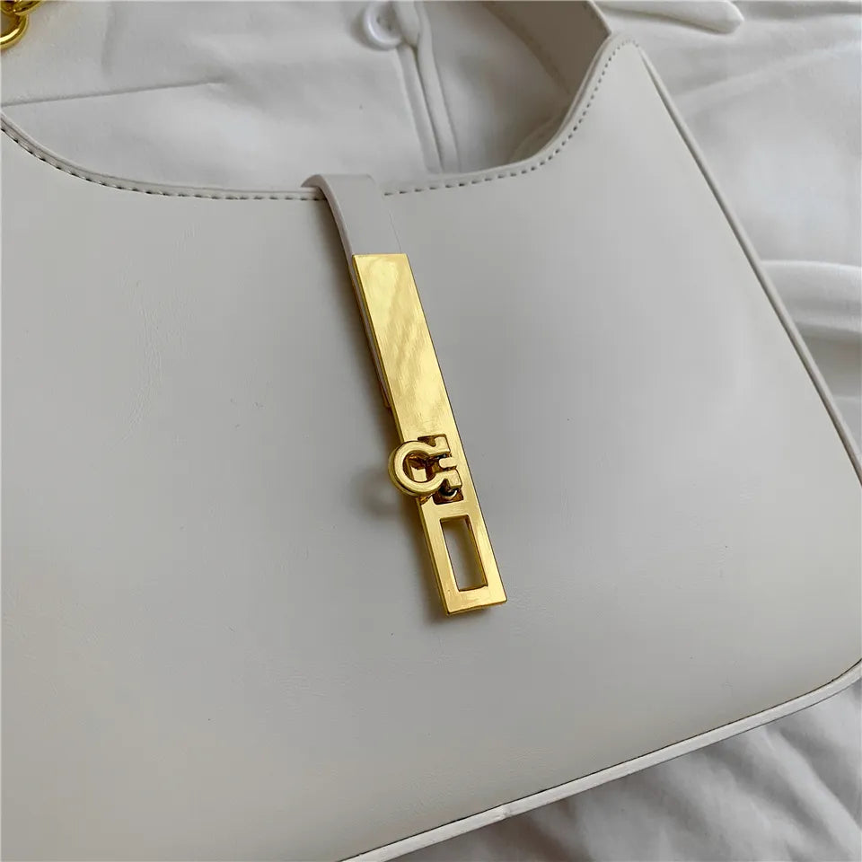 Bolsa Ágatha estilo baguete, elegante e moderna. Compacta, feita em material sintético de alta qualidade, combina com looks casuais e refinados.