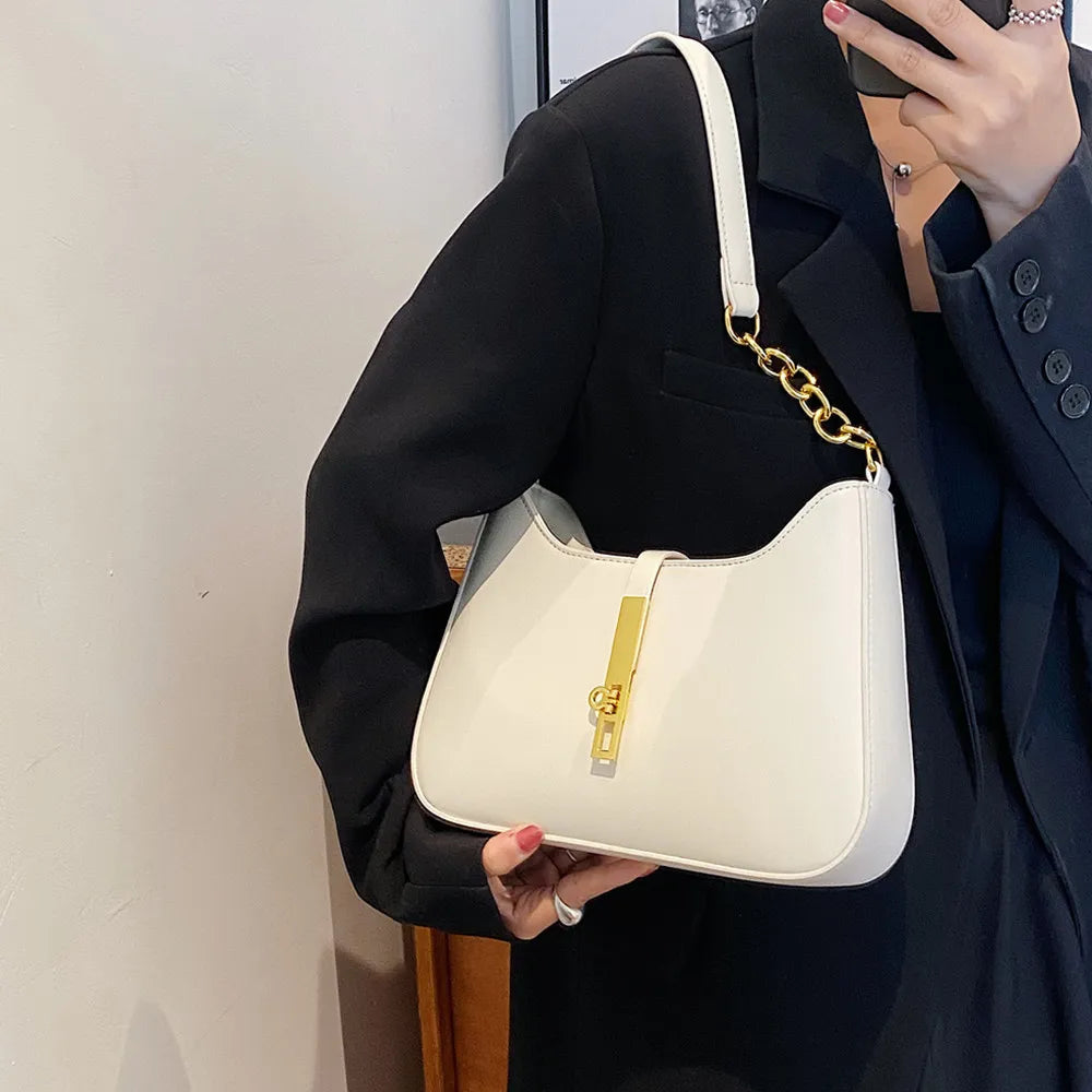 Bolsa Ágatha estilo baguete, elegante e moderna. Compacta, feita em material sintético de alta qualidade, combina com looks casuais e refinados.
