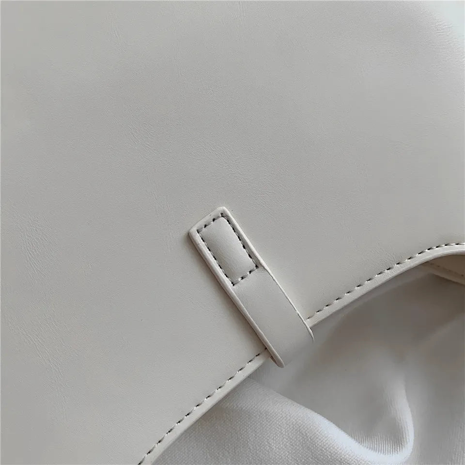 Bolsa Ágatha estilo baguete, elegante e moderna. Compacta, feita em material sintético de alta qualidade, combina com looks casuais e refinados.