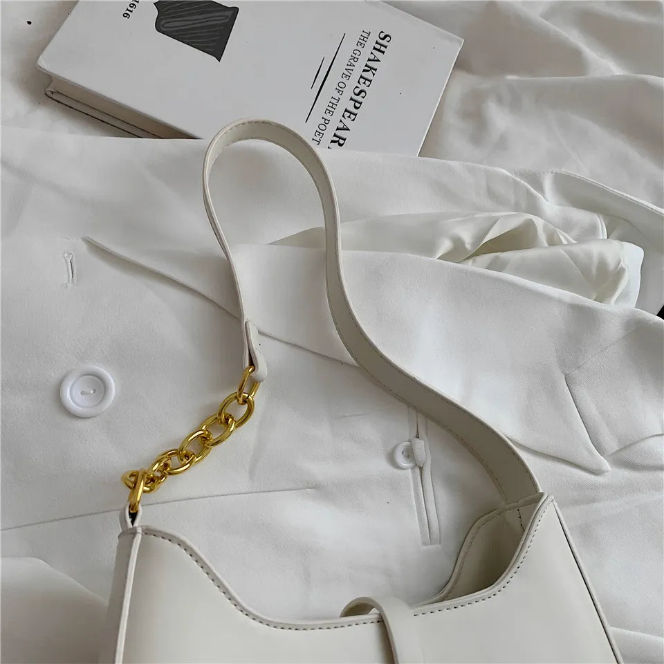 Bolsa Ágatha estilo baguete, elegante e moderna. Compacta, feita em material sintético de alta qualidade, combina com looks casuais e refinados.