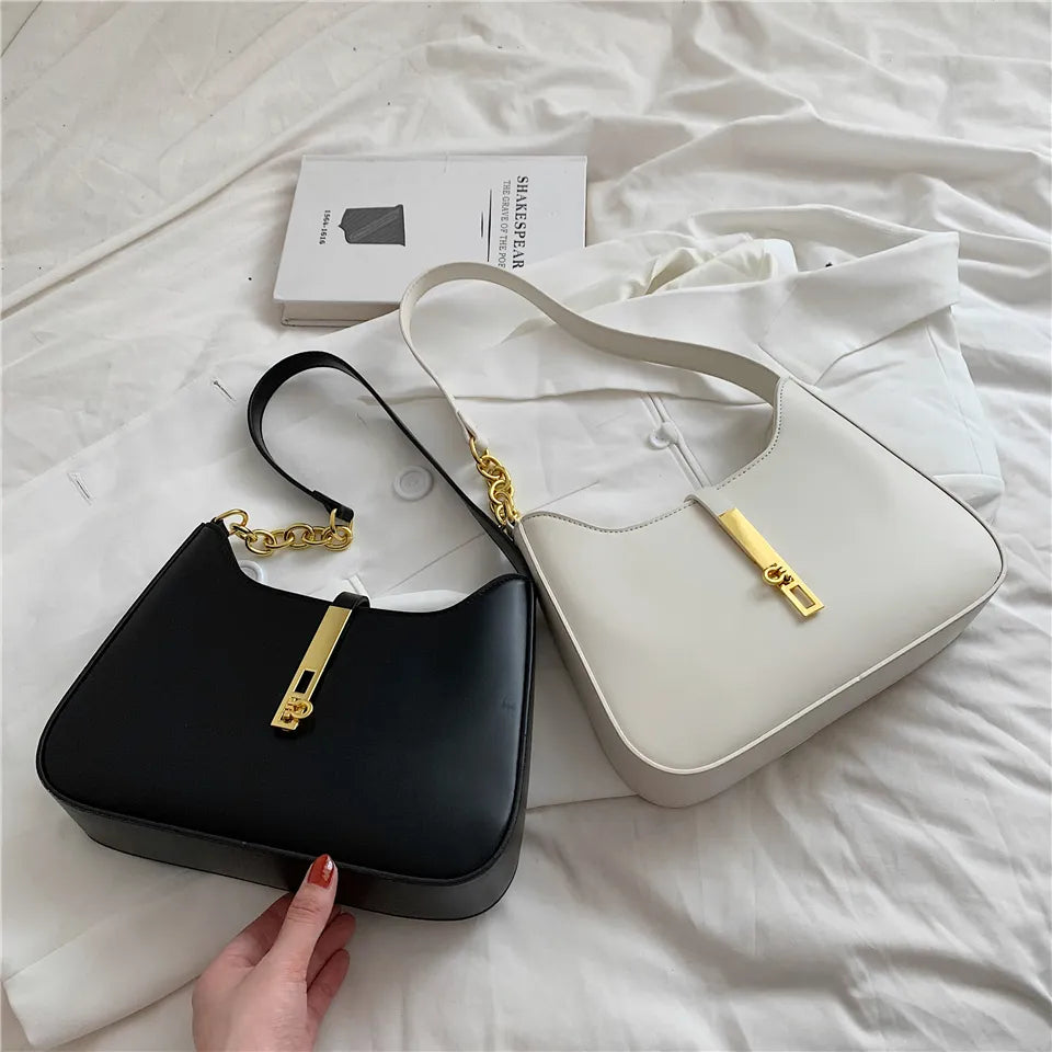 Bolsa Ágatha estilo baguete, elegante e moderna. Compacta, feita em material sintético de alta qualidade, combina com looks casuais e refinados.