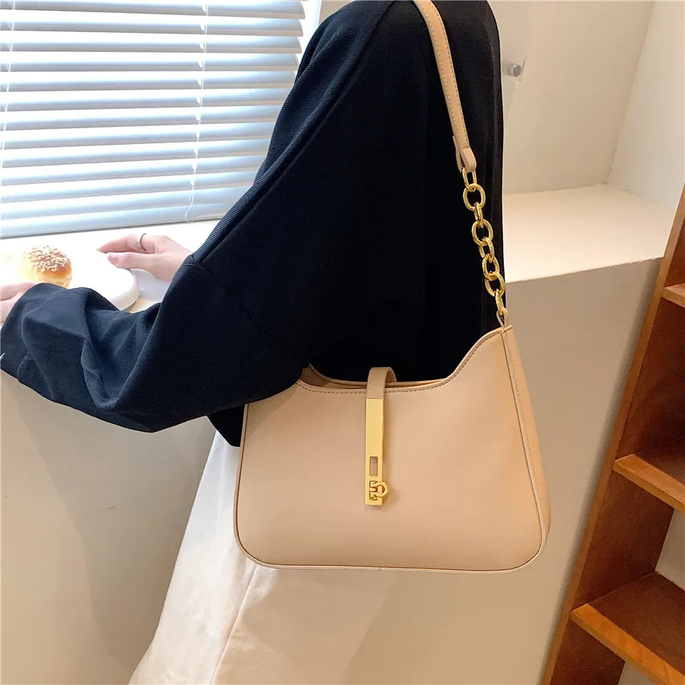 Bolsa Ágatha estilo baguete, elegante e moderna. Compacta, feita em material sintético de alta qualidade, combina com looks casuais e refinados.