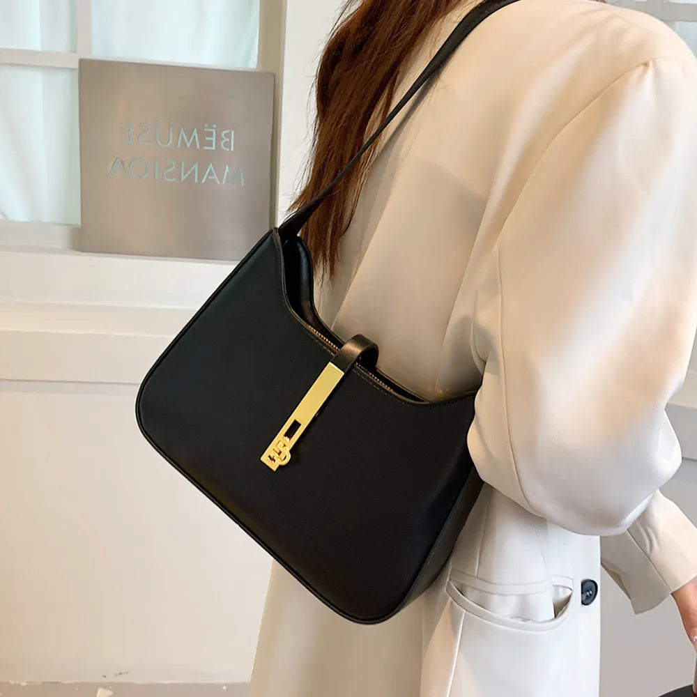 Bolsa Ágatha estilo baguete, elegante e moderna. Compacta, feita em material sintético de alta qualidade, combina com looks casuais e refinados.