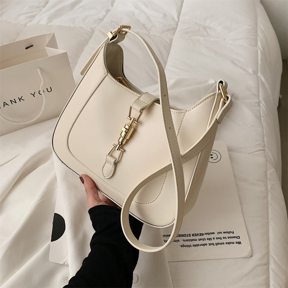 Bolsa Louise em material sintético com toque de couro, compacta e elegante. Espaçosa, prática e ideal para o dia a dia com estilo e sofisticação.