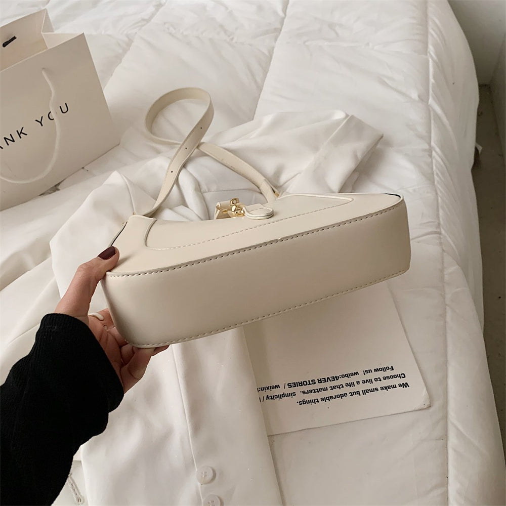 Bolsa Louise em material sintético com toque de couro, compacta e elegante. Espaçosa, prática e ideal para o dia a dia com estilo e sofisticação.