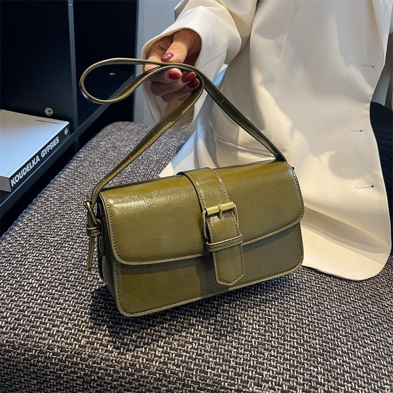 Bolsa Mary estilo baguete, feita em material sintético premium. Compacta, elegante e prática, com zíper, fivela decorativa e espaço para itens essenciais.