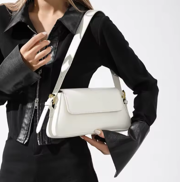 Bolsa Mila baguete em material sintético premium, elegante e moderna. Design estruturado, textura delicada e alça de ombro para looks versáteis.