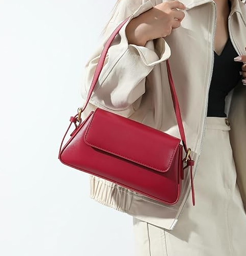 Bolsa Mila baguete em material sintético premium, elegante e moderna. Design estruturado, textura delicada e alça de ombro para looks versáteis.