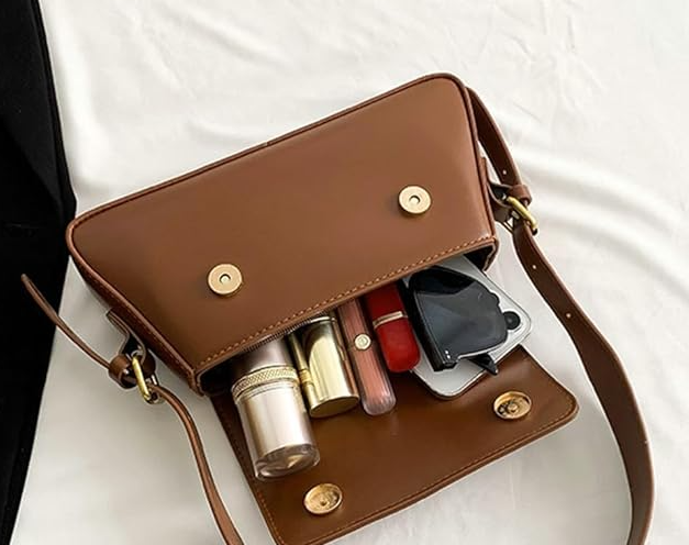 Bolsa Mila baguete em material sintético premium, elegante e moderna. Design estruturado, textura delicada e alça de ombro para looks versáteis.