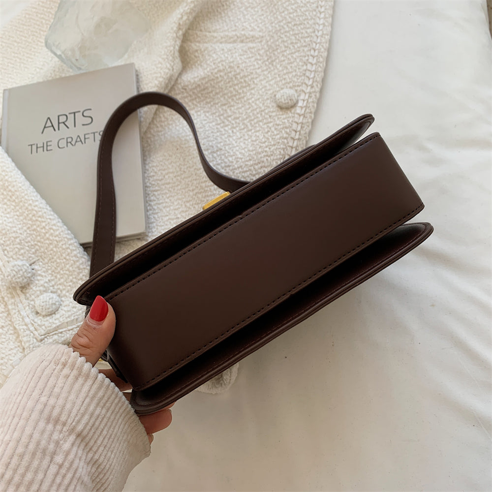 Bolsa Rebeca com textura em couro, compacta, elegante e versátil. Ideal para o dia a dia, com ótimo espaço interno para itens essenciais.