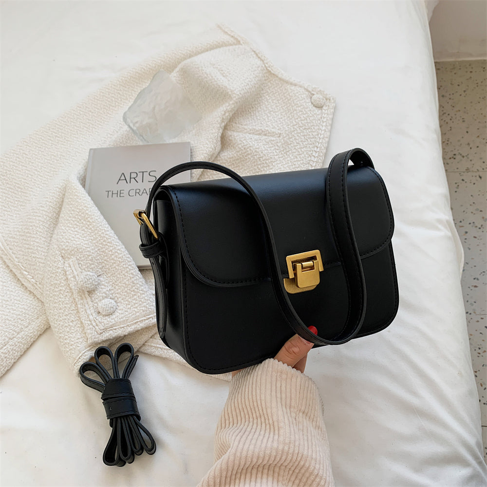 Bolsa Rebeca com textura em couro, compacta, elegante e versátil. Ideal para o dia a dia, com ótimo espaço interno para itens essenciais.