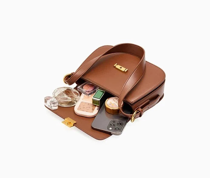 Bolsa Samira em couro legítimo, compacta e elegante. Modelo box bag com bolsos internos, ideal para mulheres que buscam estilo e praticidade no dia a dia.