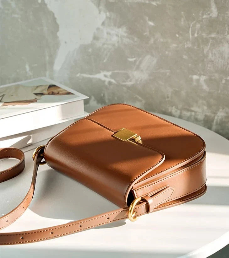 Bolsa Samira em couro legítimo, compacta e elegante. Modelo box bag com bolsos internos, ideal para mulheres que buscam estilo e praticidade no dia a dia.