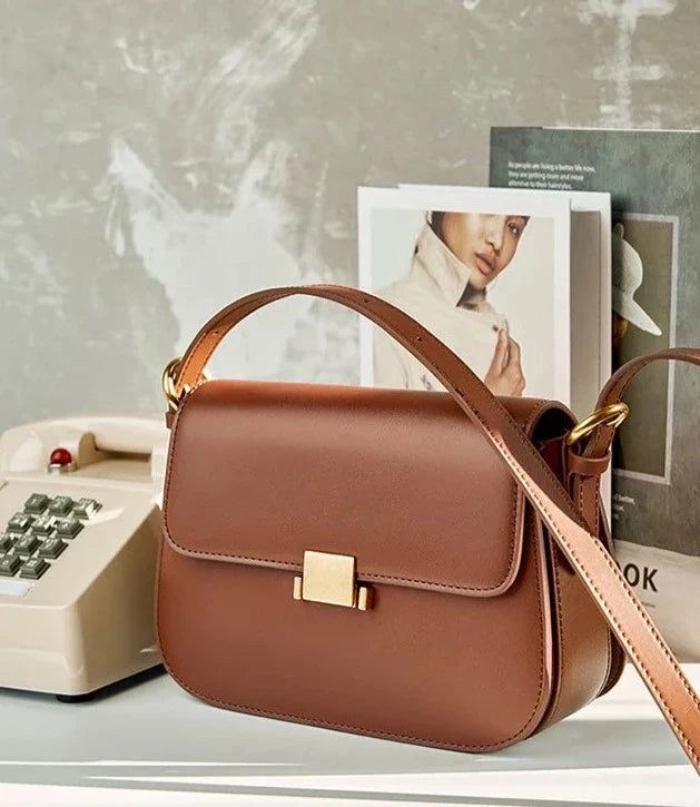 Bolsa Samira em couro legítimo, compacta e elegante. Modelo box bag com bolsos internos, ideal para mulheres que buscam estilo e praticidade no dia a dia.