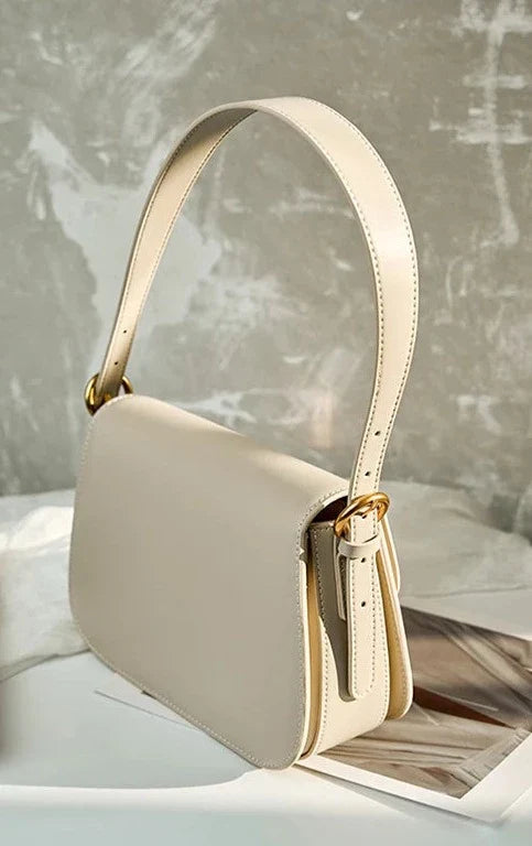 Bolsa Samira em couro legítimo, compacta e elegante. Modelo box bag com bolsos internos, ideal para mulheres que buscam estilo e praticidade no dia a dia.