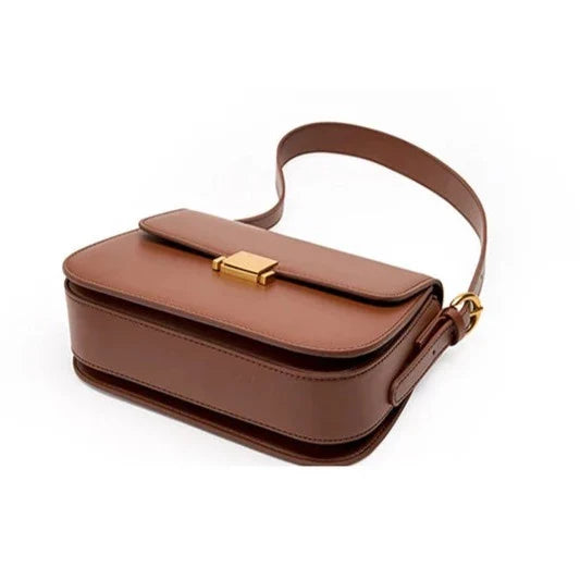 Bolsa Samira em couro legítimo, compacta e elegante. Modelo box bag com bolsos internos, ideal para mulheres que buscam estilo e praticidade no dia a dia.