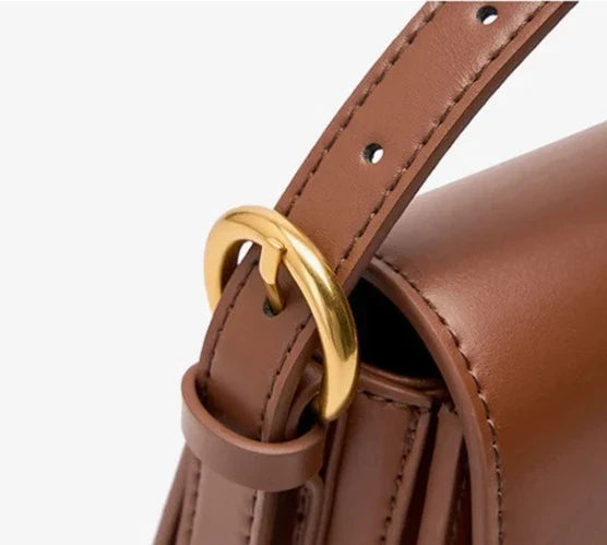 Bolsa Samira em couro legítimo, compacta e elegante. Modelo box bag com bolsos internos, ideal para mulheres que buscam estilo e praticidade no dia a dia.