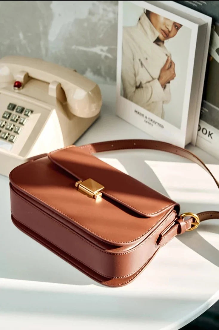 Bolsa Samira em couro legítimo, compacta e elegante. Modelo box bag com bolsos internos, ideal para mulheres que buscam estilo e praticidade no dia a dia.