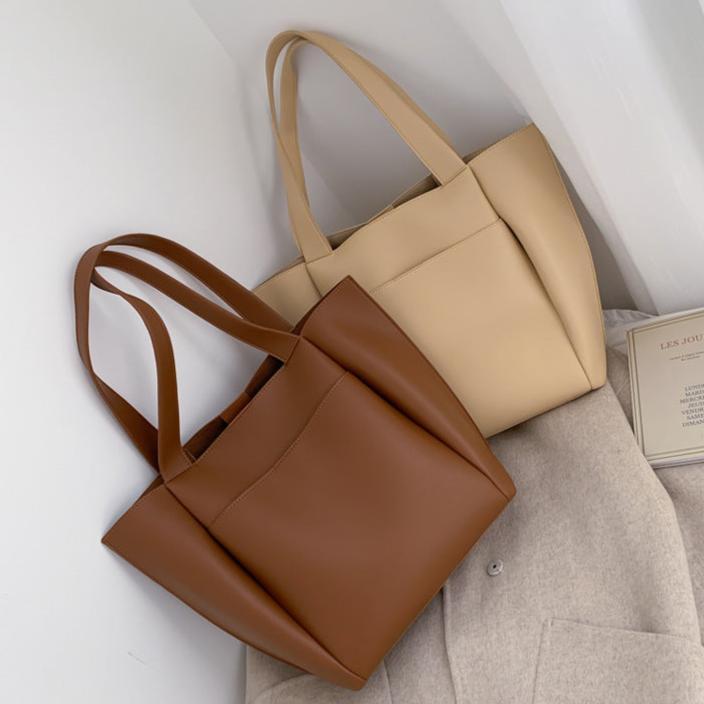 A Bolsa em Couro Marisa é a escolha perfeita para mulheres que procuram aliar estilo, praticidade e muito espaço.