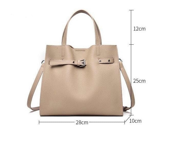 A Bolsa em Couro Aurora é uma peça sofisticada, elegante e prática, ideal para quem busca um acessório versátil que combina com diversas ocasiões.