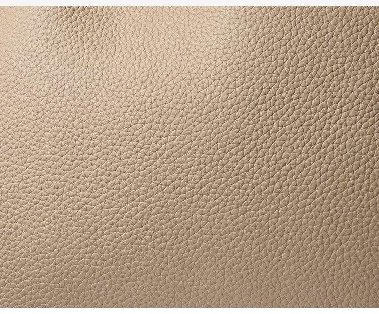 A Bolsa em Couro Aurora é uma peça sofisticada, elegante e prática, ideal para quem busca um acessório versátil que combina com diversas ocasiões.